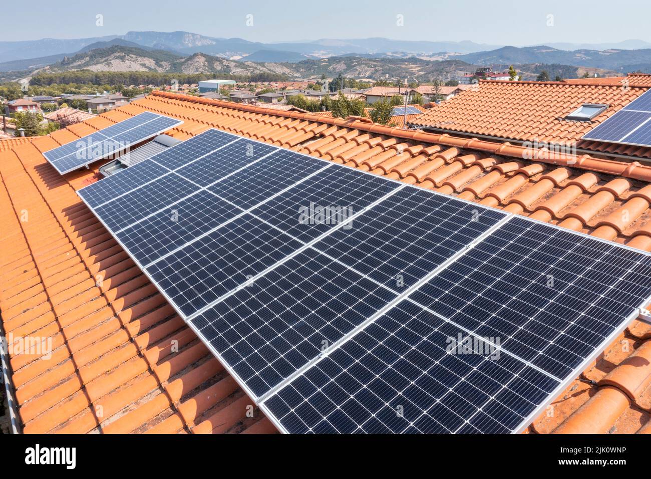 Panneaux solaires sur un toit. Vue de drone. Navarre, Espagne, Europe. Concepts d'environnement et de technologie. Banque D'Images