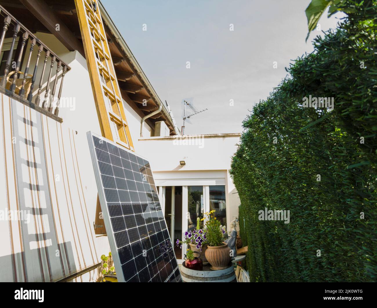 Panneau solaire en échelle. Navarre, Espagne, Europe. Concepts d'environnement et de technologie. Banque D'Images