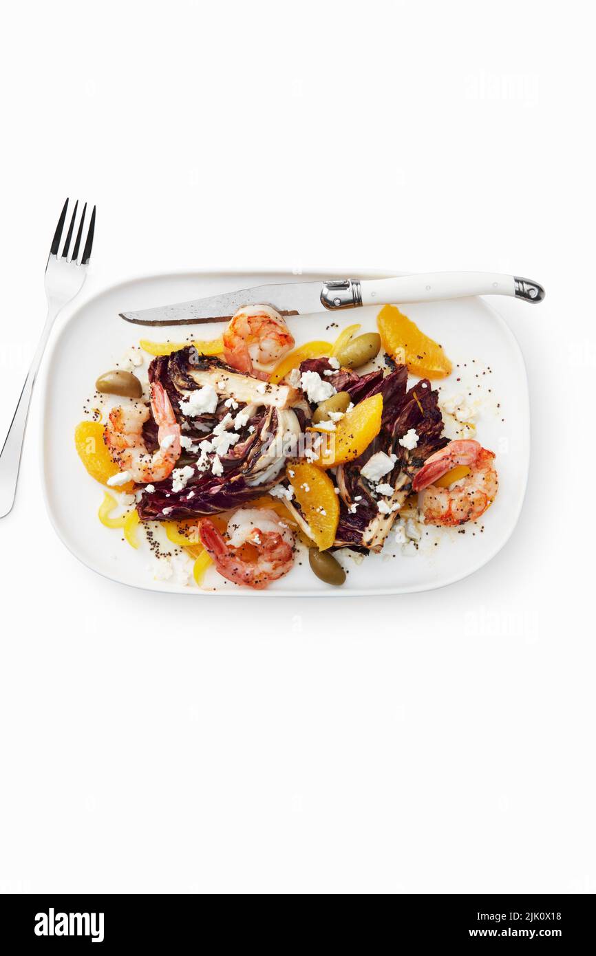 Salade de féta radicchio avec crevettes et oranges Banque D'Images