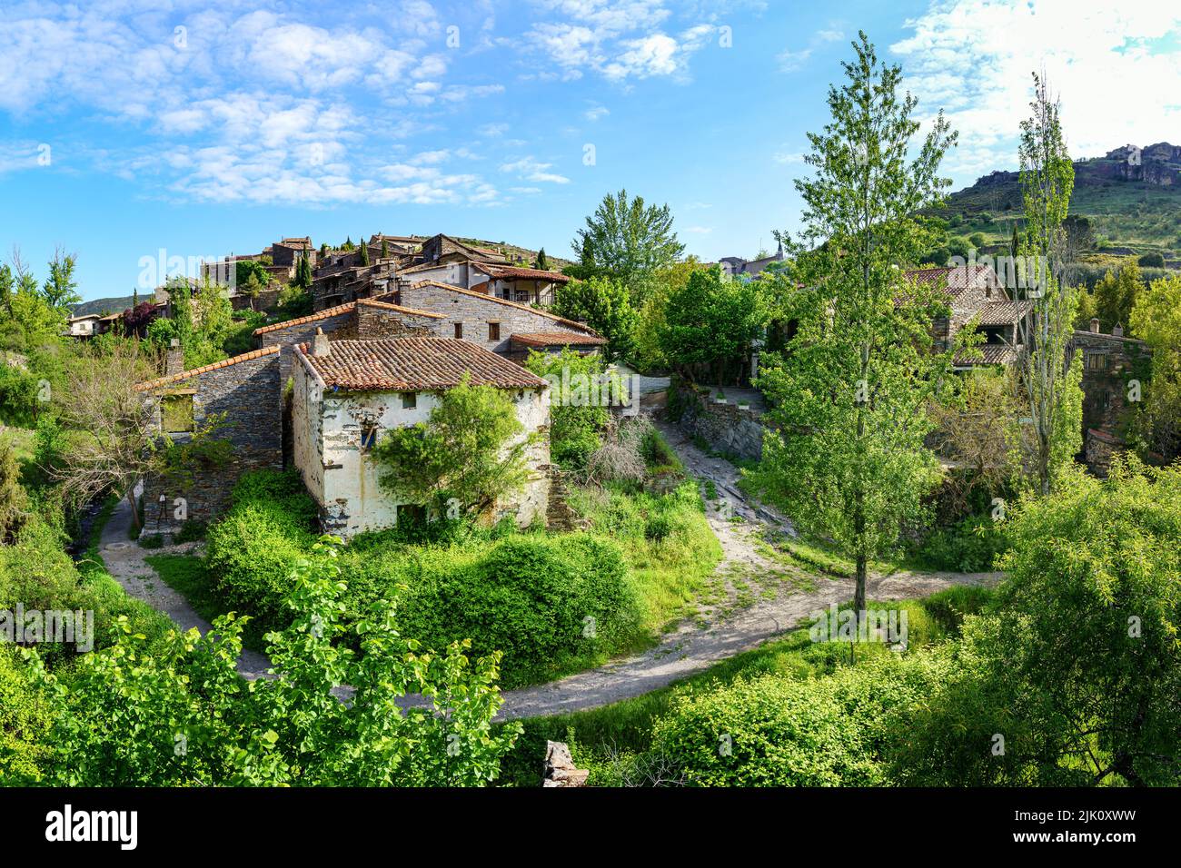 Vue aérienne de la vieille ville dans les montagnes avec maisons en pierre et arbres verts. Patones de Arriba Madrid. Espagne. Banque D'Images