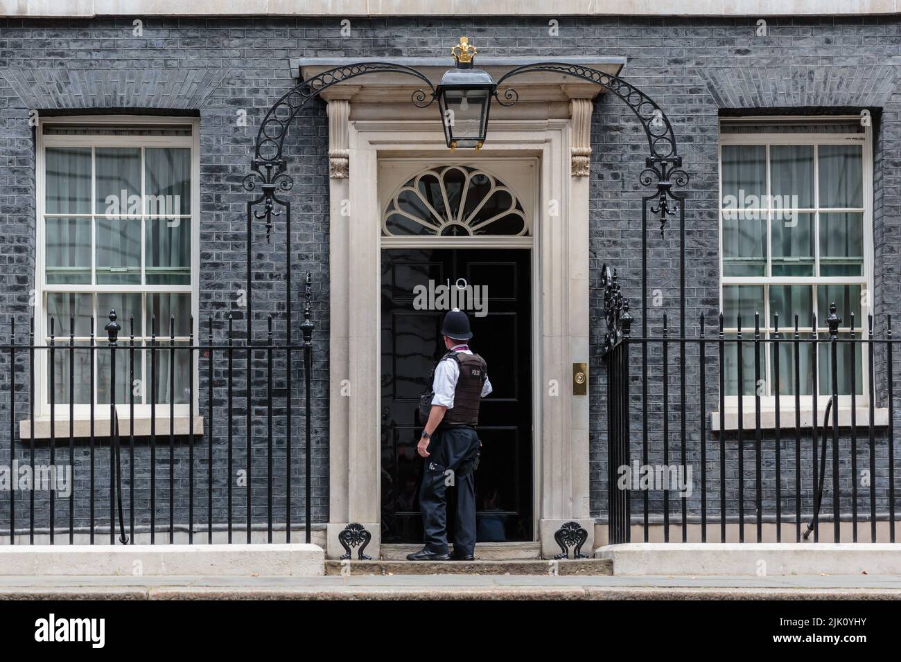 Agent de police à l'extérieur du numéro 10 Downing Street, Londres, Royaume-Uni. Amanda Rose/Alamy Live News Banque D'Images