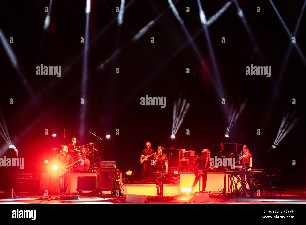 28 juillet 2022, Rome, Rome, Italie: Concert de la chanteuse et compositrice italienne Carmen Consoli à Volevo Fare la rock star tour à Rome. Carmen Consoli a joué les quatre derniers morceaux avec son ami Marina Rei sur batterie. Au cours de la soirée, elle a également été récompensée par Amnesty International Italia 2022. (Image de crédit: © Claudio Enea/Pacific Press via ZUMA Press Wire) Banque D'Images