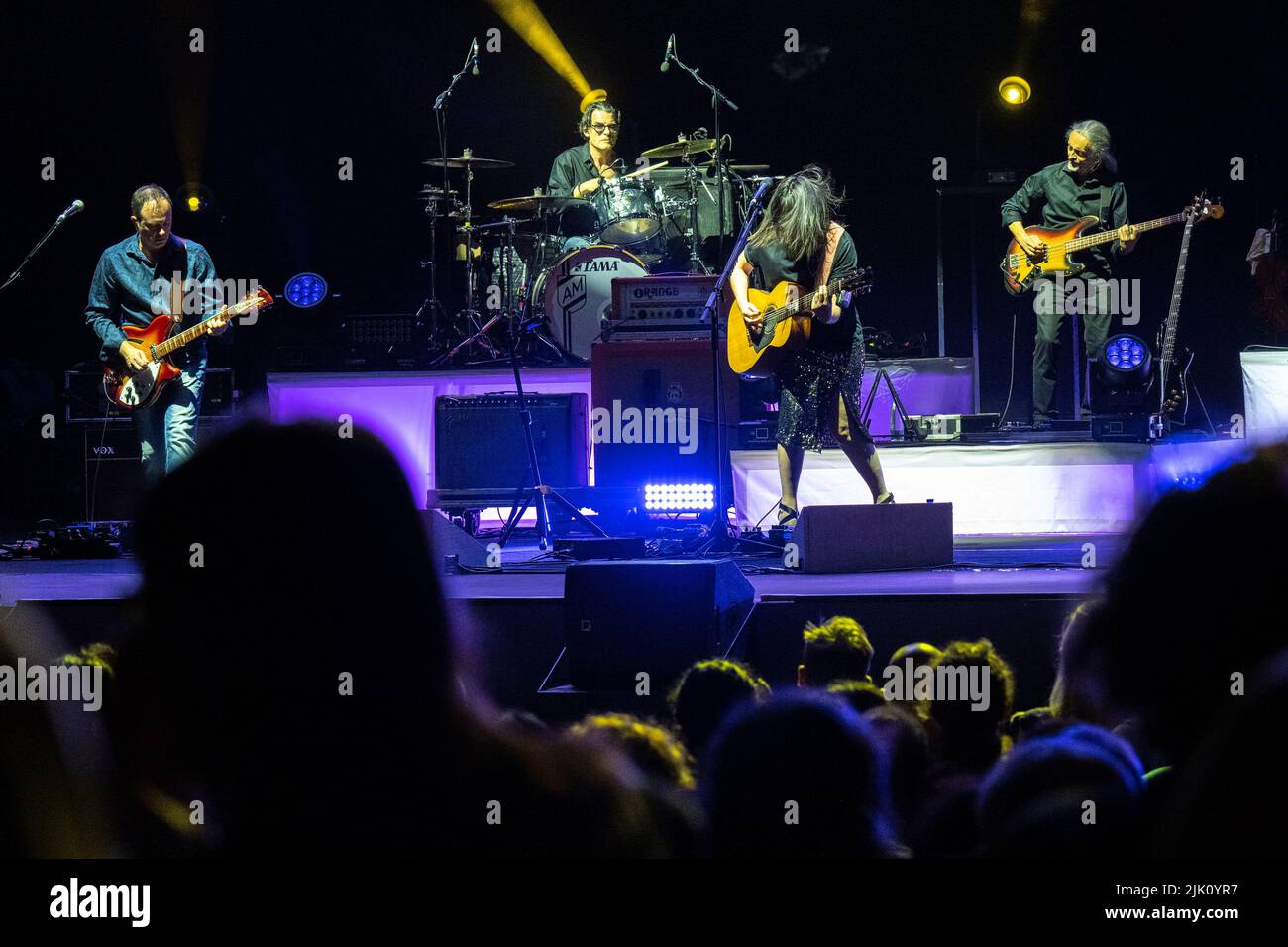 28 juillet 2022, Rome, Rome, Italie: Concert de la chanteuse et compositrice italienne Carmen Consoli à Volevo Fare la rock star tour à Rome. Carmen Consoli a joué les quatre derniers morceaux avec son ami Marina Rei sur batterie. Au cours de la soirée, elle a également été récompensée par Amnesty International Italia 2022. (Image de crédit: © Claudio Enea/Pacific Press via ZUMA Press Wire) Banque D'Images