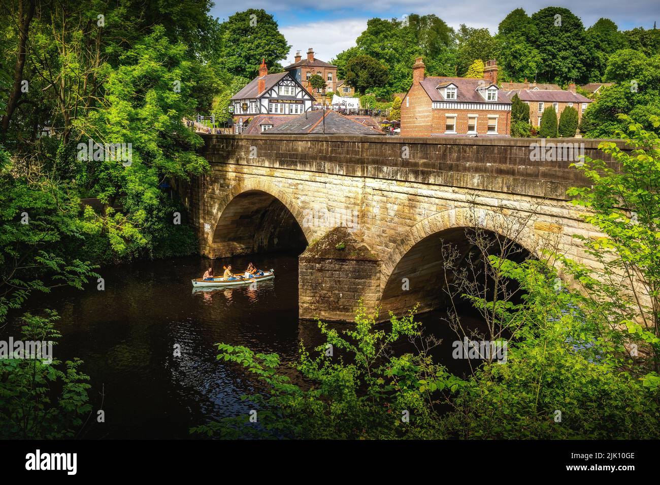 Un groupe de personnes faisant du kayak dans la rivière Severn près du pont Bewdley à Bewdley, en Angleterre Banque D'Images