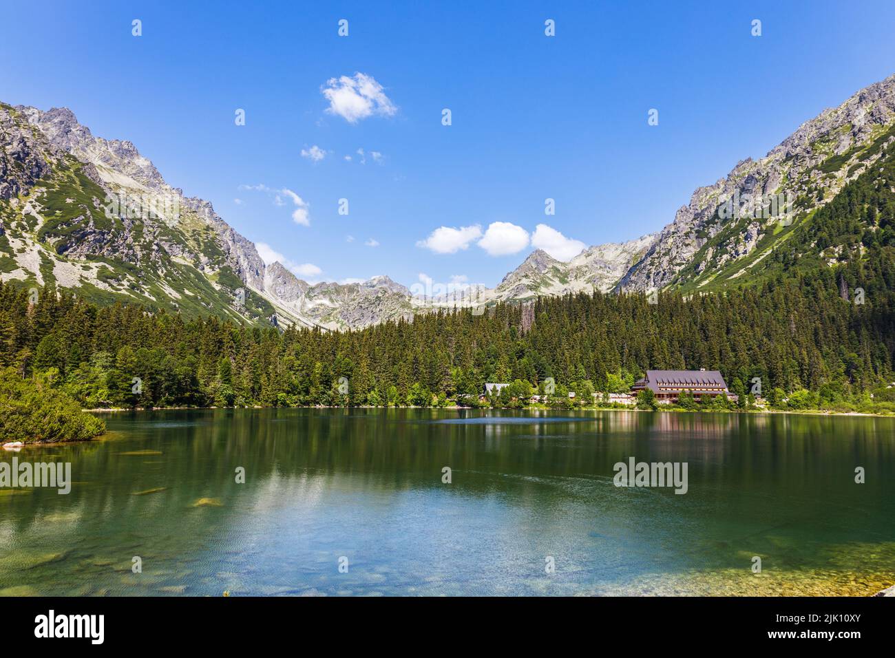 Poprad Mountain Lake, ou Pporadske Pleso, est le lac de montagne situé dans les Hautes Tatras, Slovaquie Banque D'Images