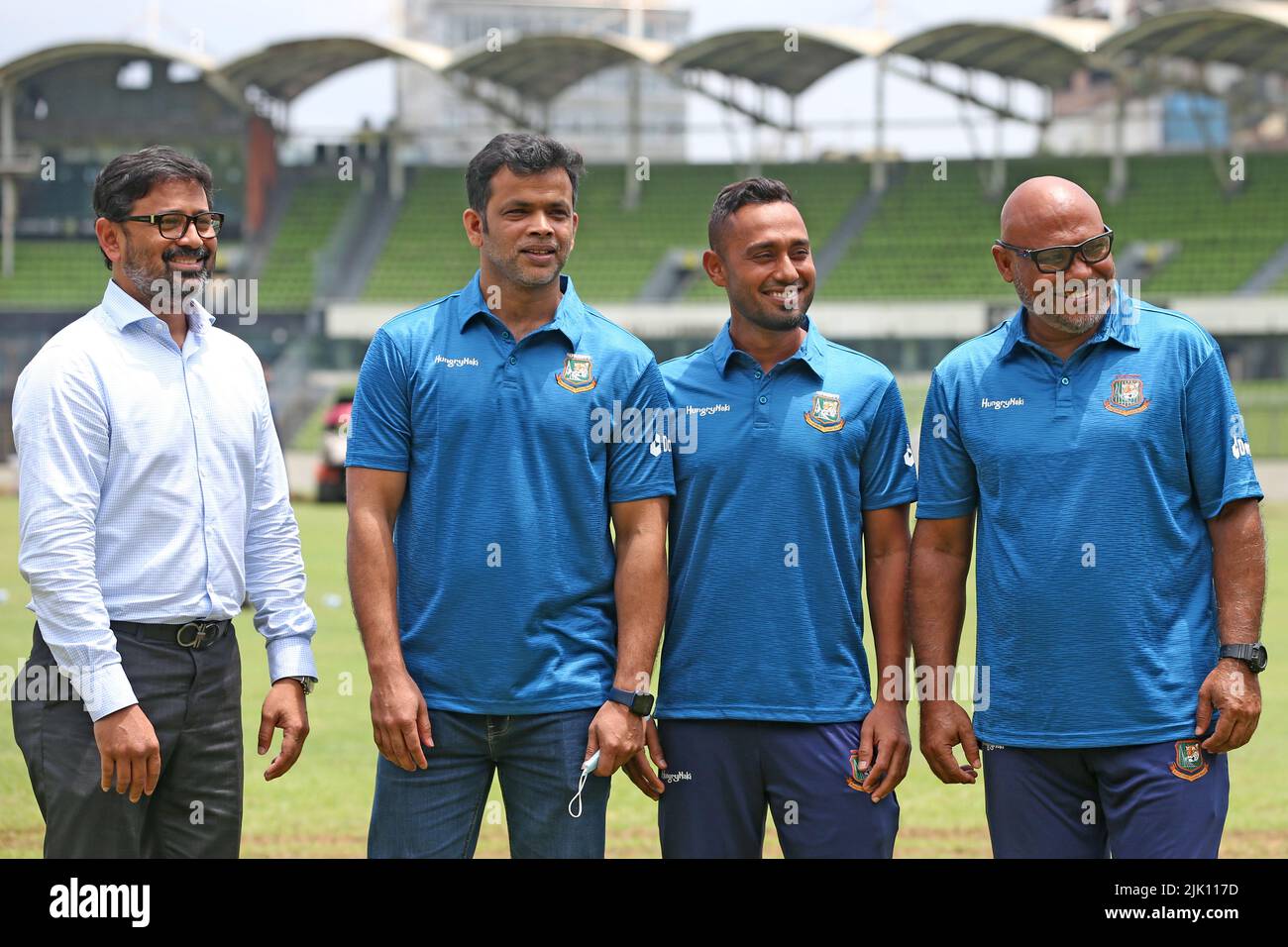 Depuis la gauche, Tanvir Ahmed Titus, Président des médias du BCB, Abdur Razzak, Un capitaine d'équipe Mohammad Mithun et un entraîneur Mizanur Rahman Babul au CPNS, <irpur, Banque D'Images