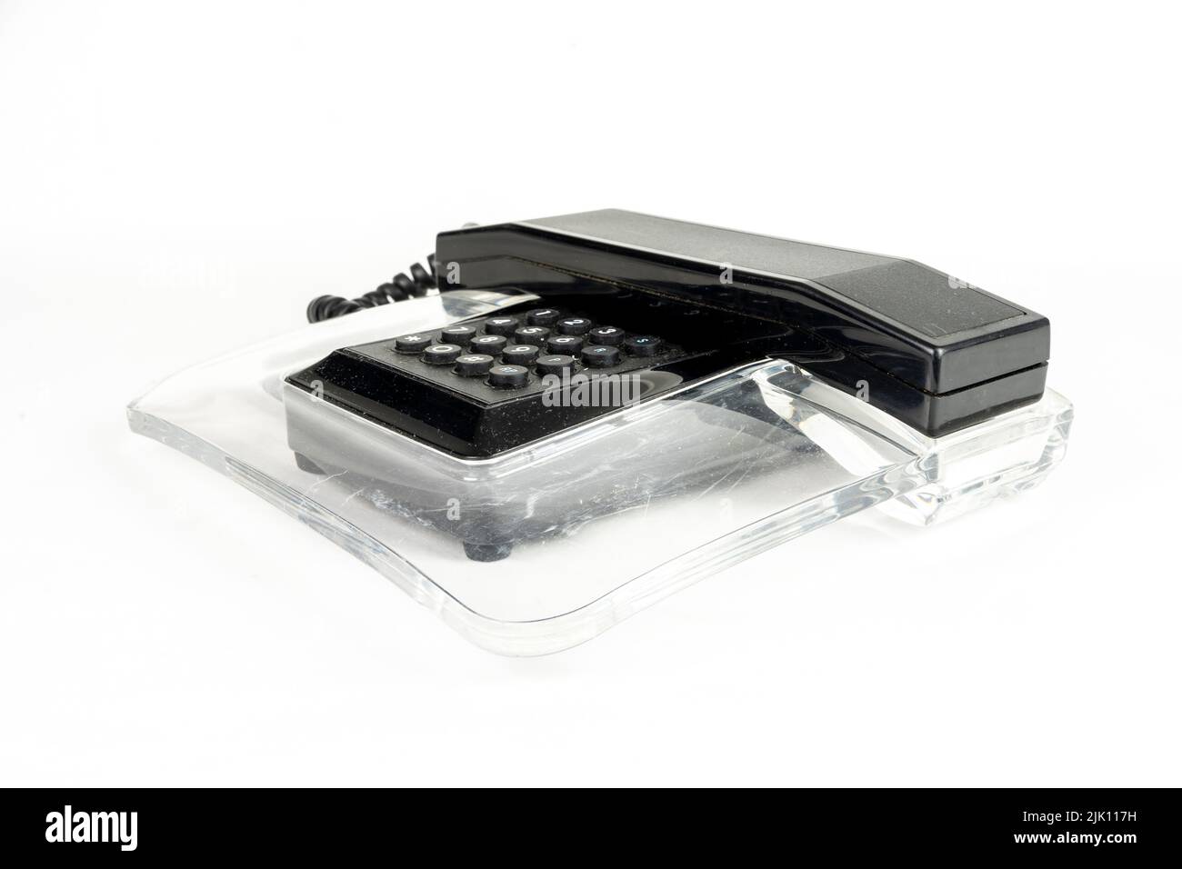 téléphone vintage noir et transparent sur fond blanc Banque D'Images