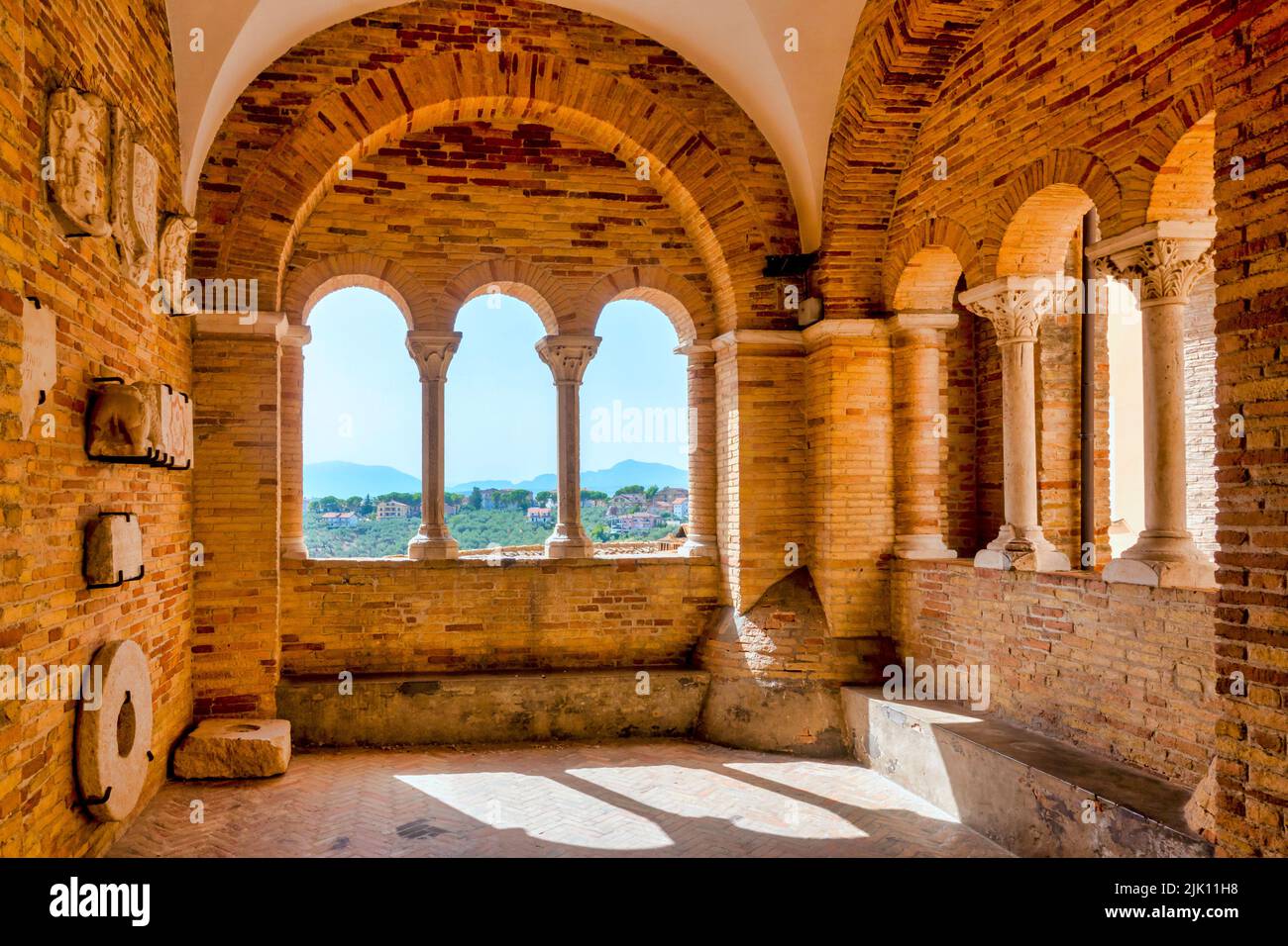 Arches de portique du complexe de San Pietro Apostolo, Loreto Aprutino, Italie Banque D'Images