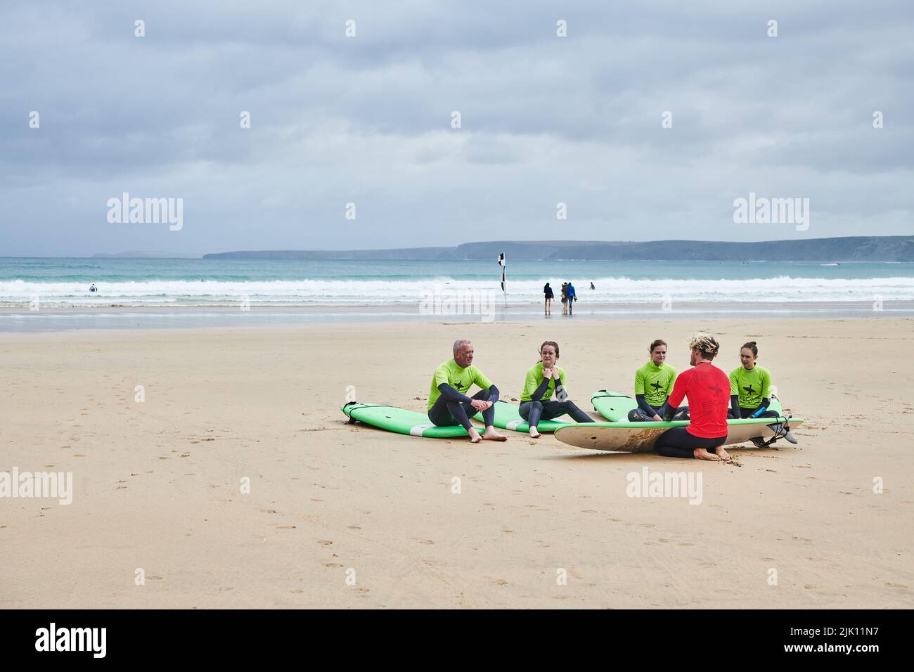 Session d'enseignement pour les surfeurs débutants, avec la marée, à la plage de Towan (ville), Newquay, Cornwall, Angleterre. Banque D'Images