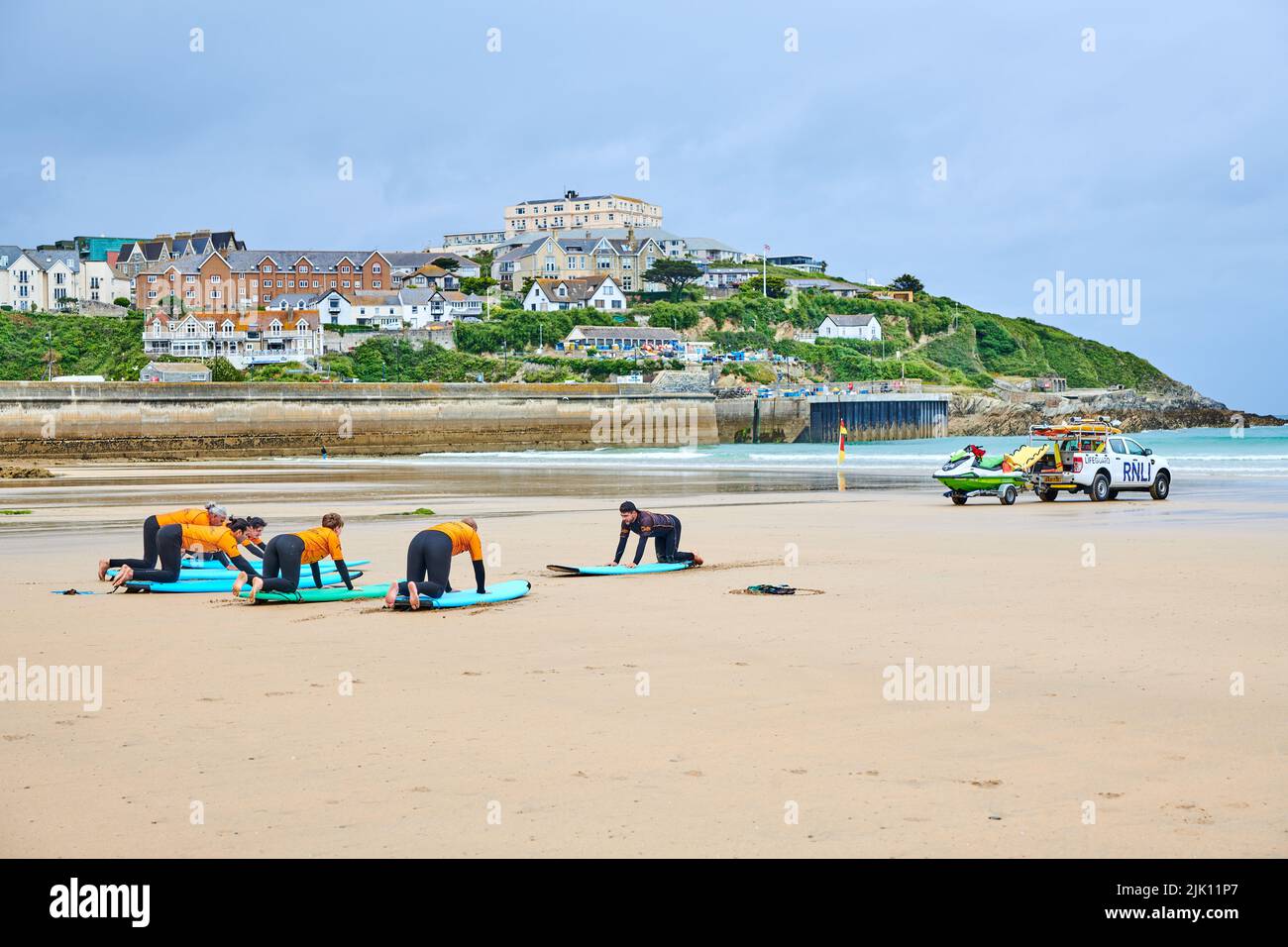 Session d'enseignement pour les surfeurs débutants, avec la marée, à la plage de Towan (ville), Newquay, Cornwall, Angleterre. Banque D'Images