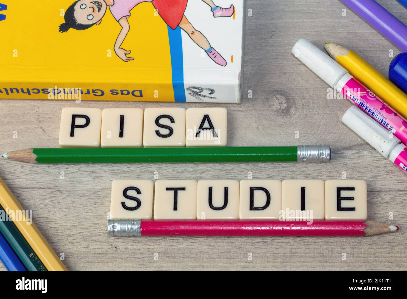 Symbolbild Pisastudie: Buchstaben zeigen das Wort Pisastudie, umrahmt von Schulmaterial der Grundschule Banque D'Images