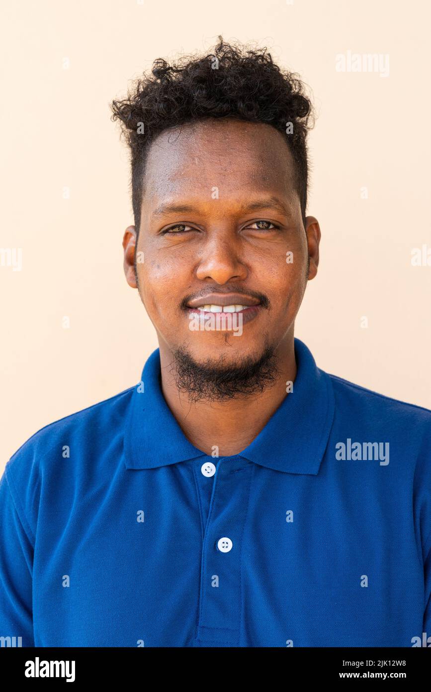 Portrait d'un beau jeune homme africain Banque D'Images