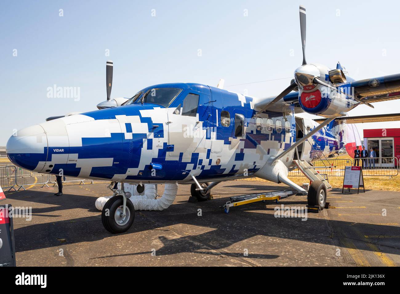 De Havilland Canada DHC-6 Twin Otter Guardian version 400, au salon international de l'aéronautique de Farnborough 2022, Hampshire, Royaume-Uni. Radar avant Banque D'Images