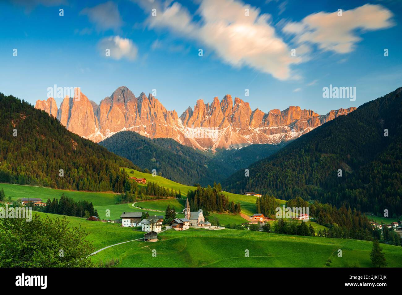 Coucher de soleil sur les sommets d'Odle et le village alpin de Santa Magdalena au printemps, Vallée de Funes, Tyrol du Sud, Italie, Europe Banque D'Images