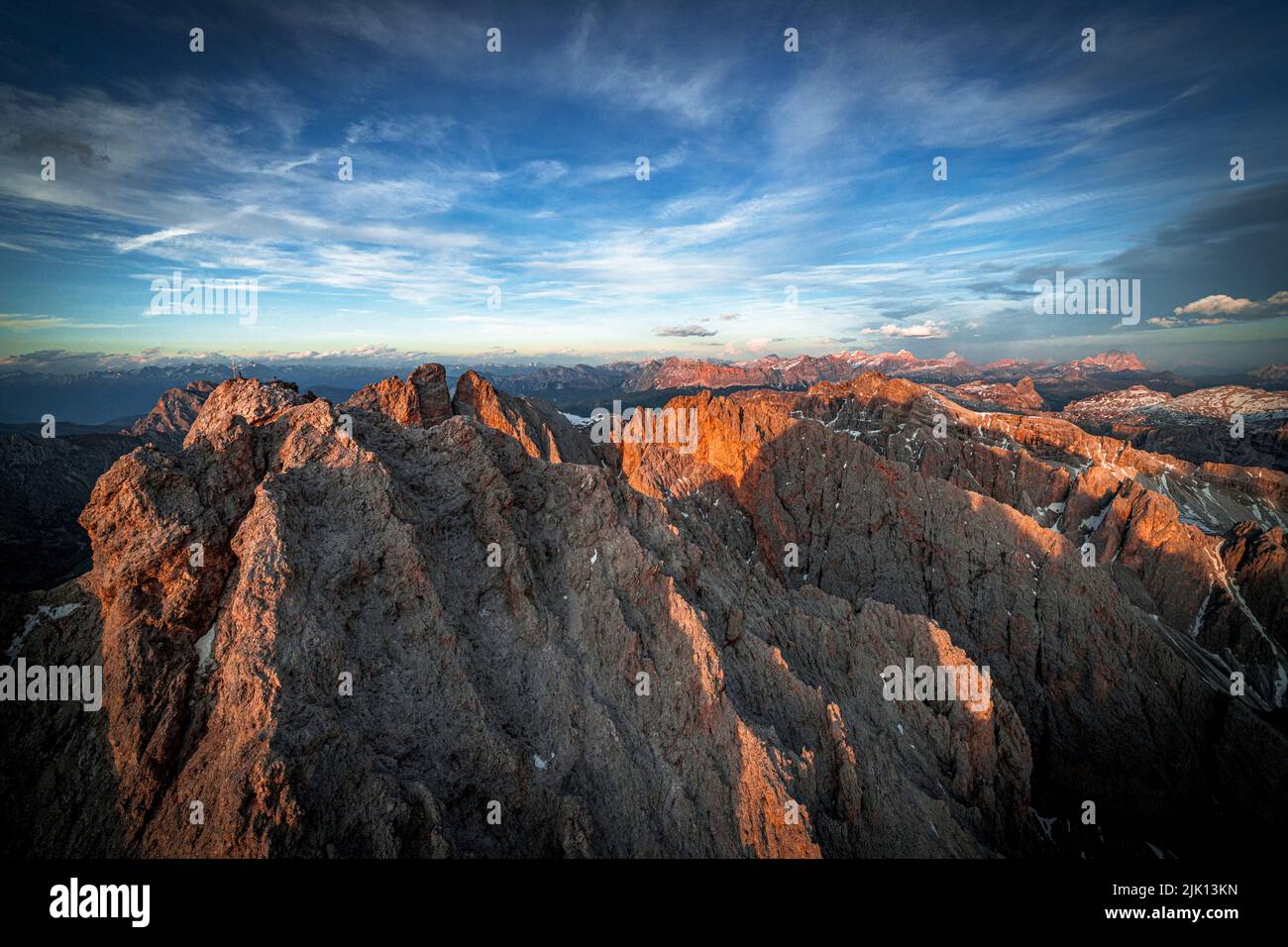 Vue aérienne de Puez Odle, Furchetta et Sass Rigais au coucher du soleil, Dolomites, Tyrol du Sud, Italie, Europe Banque D'Images