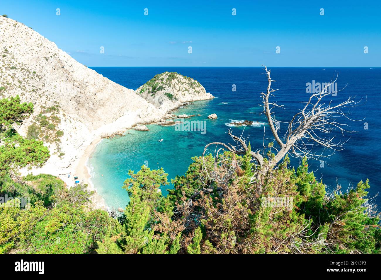 Vue panoramique sur la plage idyllique d'Agia Eleni et les falaises, Kefalonia, Iles Ioniennes, Iles grecques, Grèce, Europe Banque D'Images