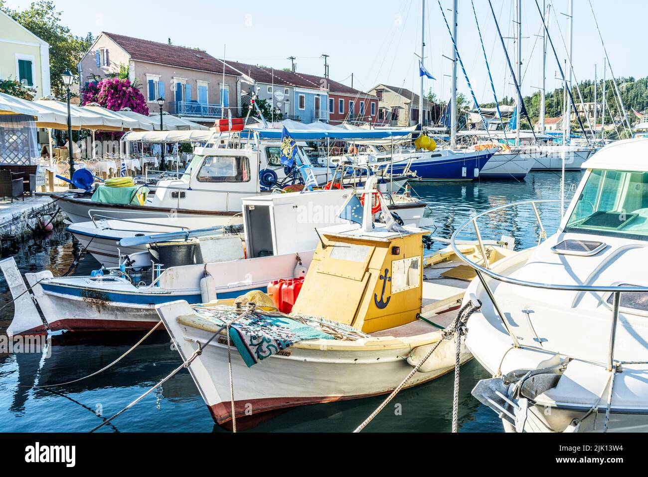 Bateaux de pêche amarrés dans le port pittoresque de Fiskardo, Kefalonia, Iles Ioniennes, Iles grecques, Grèce, Europe Banque D'Images