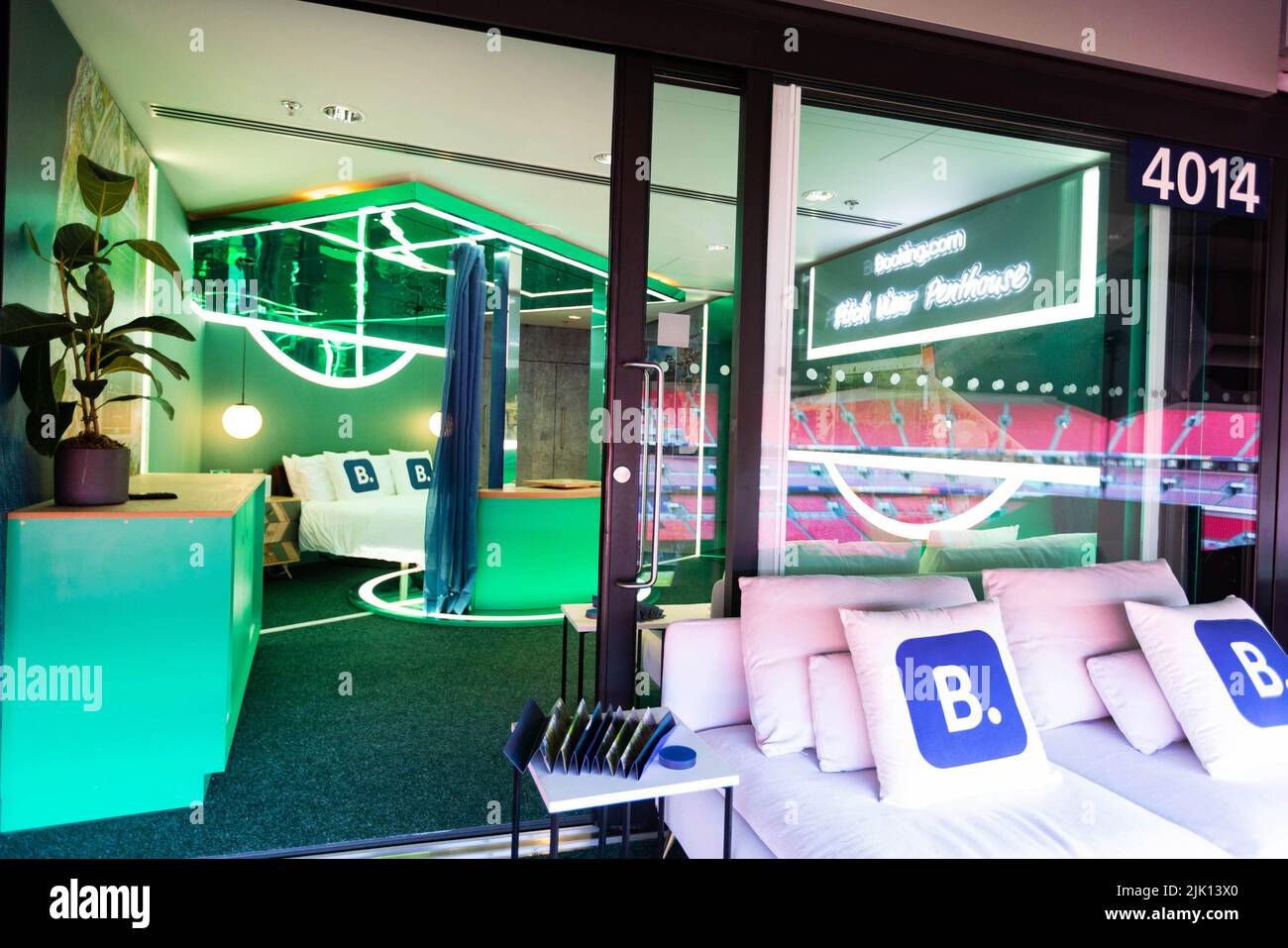 USAGE ÉDITORIAL EXCLUSIF le dévoilement officiel du Penthouse Booking