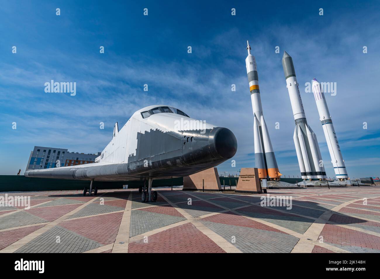 Navires et roquettes spatiaux devant le Centre spatial national, Nur Sultan, anciennement Astana, capitale du Kazakhstan, Asie centrale, Asie Banque D'Images