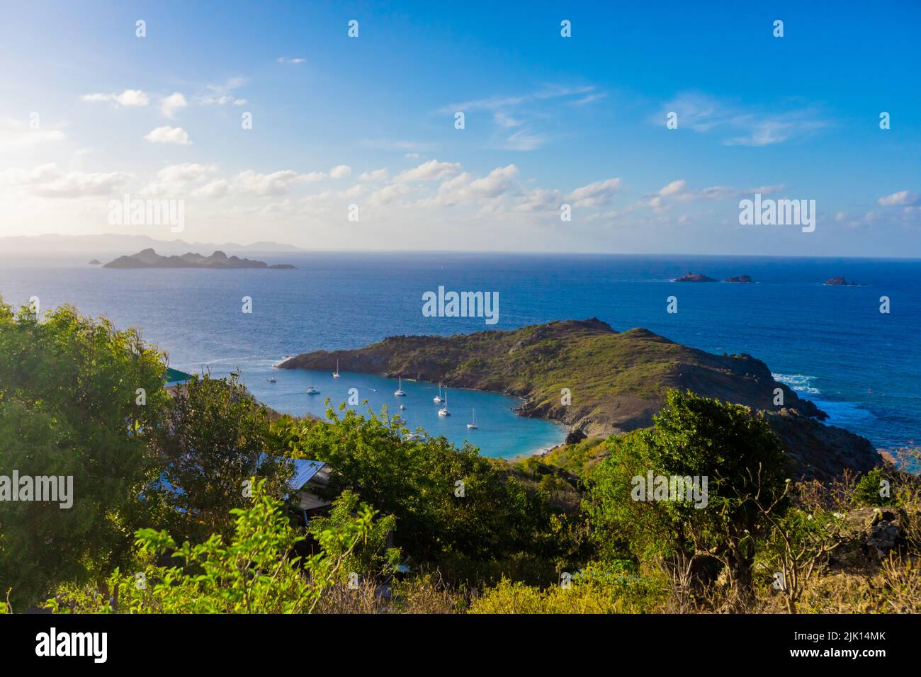 Vue sur une colline de la mer des Caraïbes orientales et des bords de l'île de Saint-Barths, Saint-Barthelemy, Caraïbes, Amérique centrale Banque D'Images