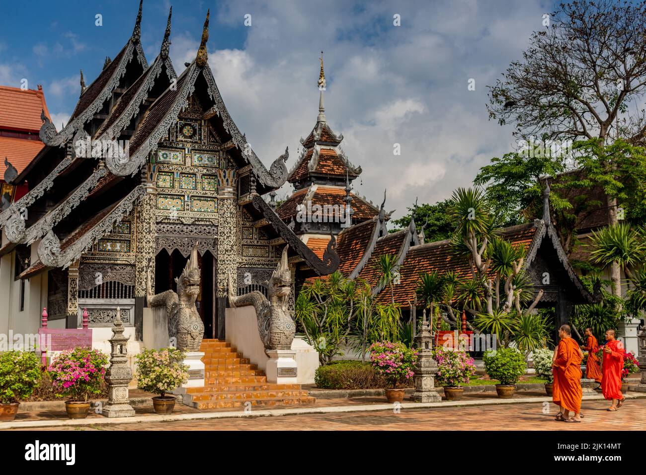Moines à Wat Lok Moli, Chiang Mai, Thaïlande, Asie du Sud-est, Asie Banque D'Images