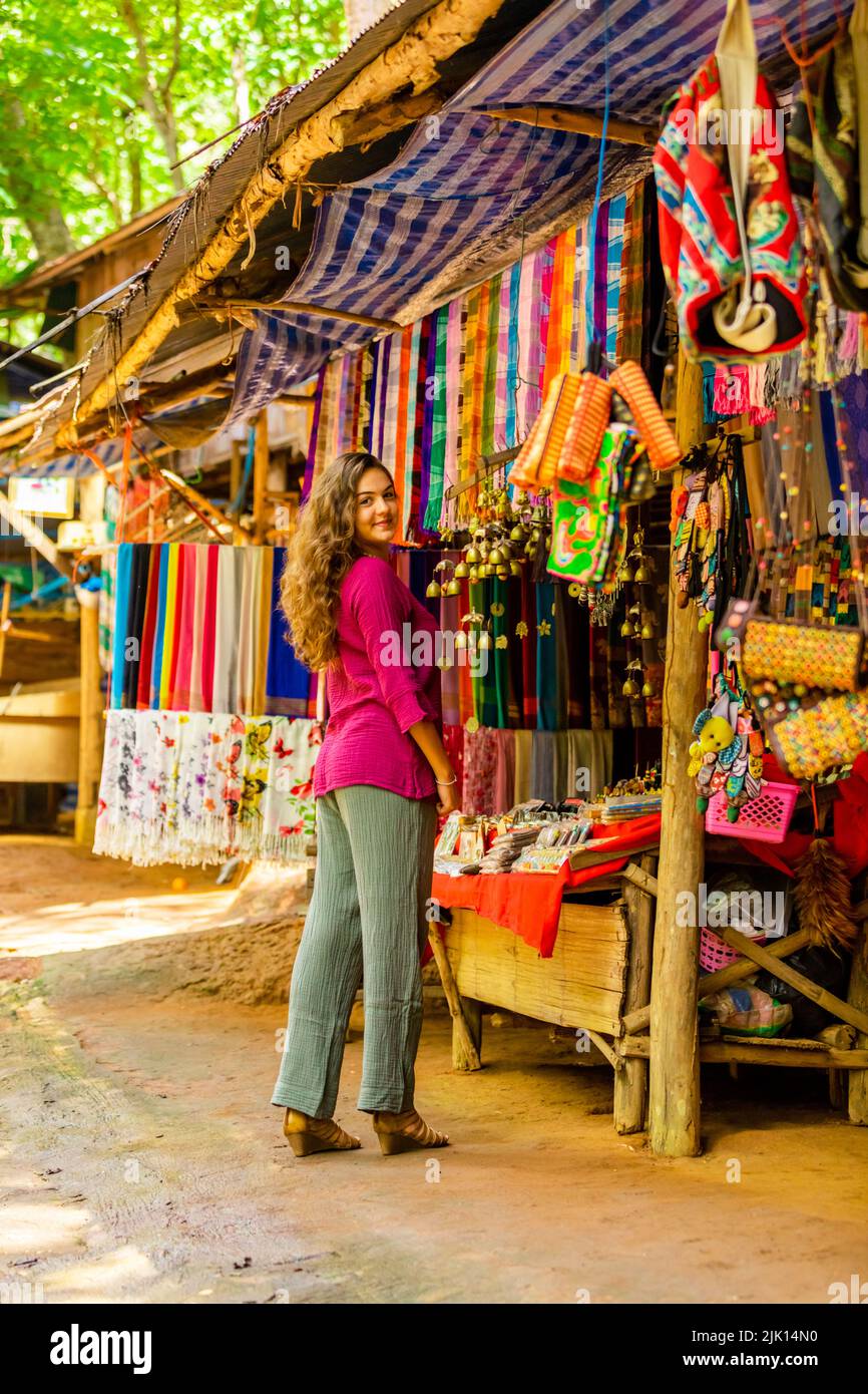 Femme magasiner dans la stalle locale, Thaïlande, Asie du Sud-est, Asie Banque D'Images