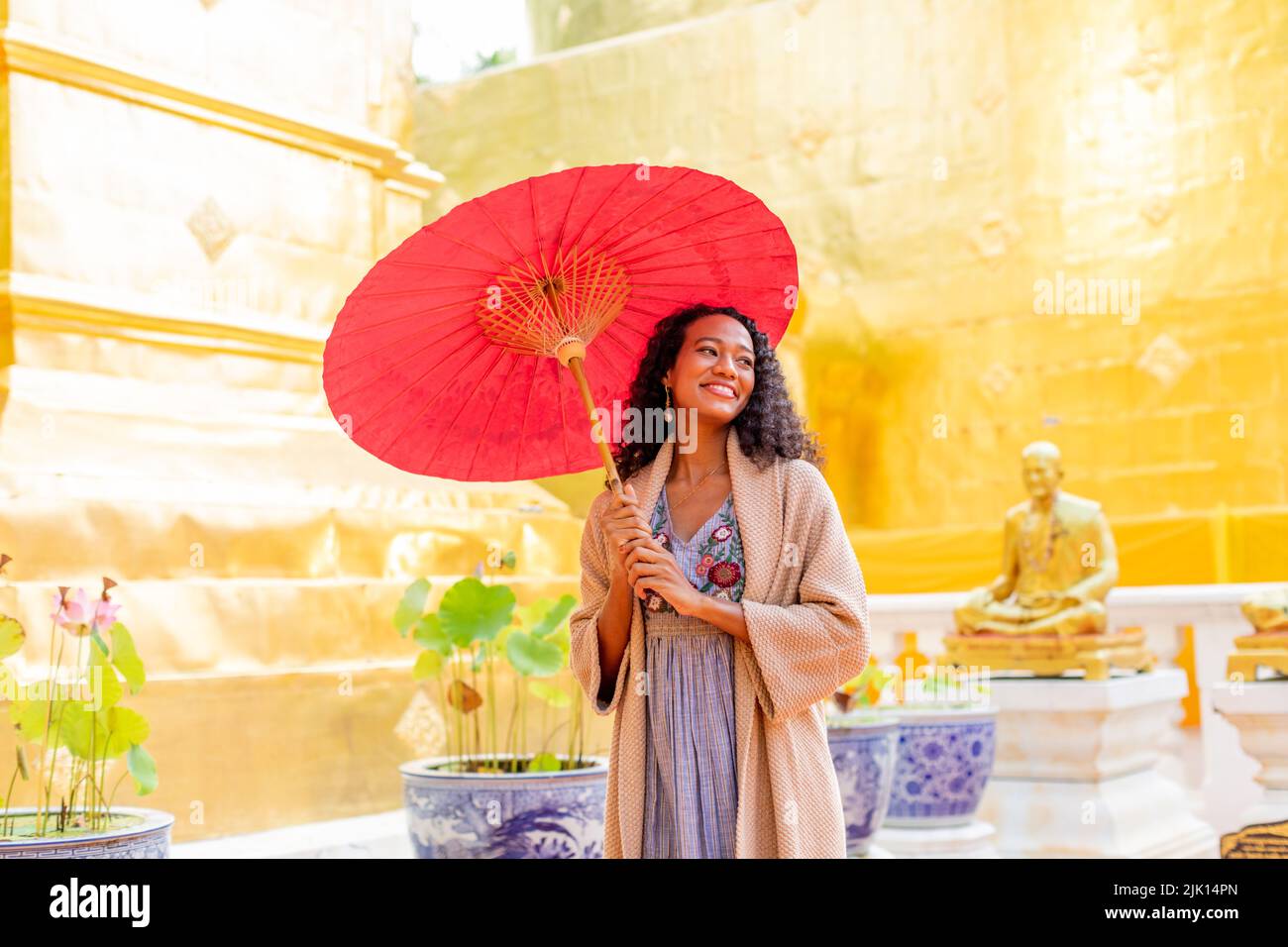Femme à Wat Phra Singh Woramahawihan, Chiang Mai, Thaïlande, Asie du Sud-est, Asie Banque D'Images