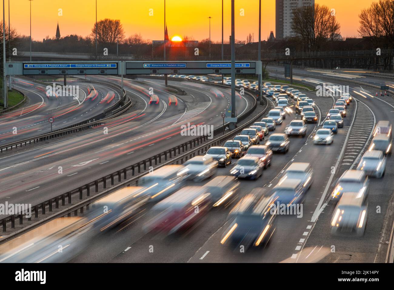 Coucher de soleil au-dessus de M8 circulation sur l'autoroute, Glasgow, Écosse, Royaume-Uni, Europe Banque D'Images