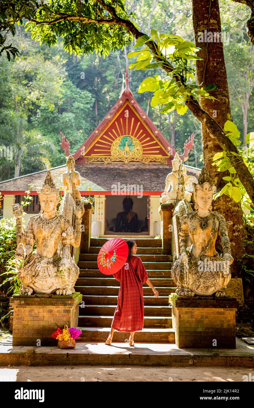 Femme à Wat Pha Lat, Chiang Mai, Thaïlande, Asie du Sud-est, Asie Banque D'Images