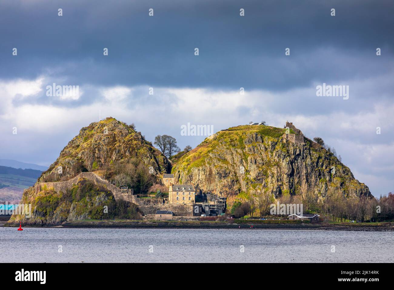 Dumbarton Rock and Castle, Storm Clouds, Firth of Clyde, Écosse, Royaume-Uni, Europe Banque D'Images