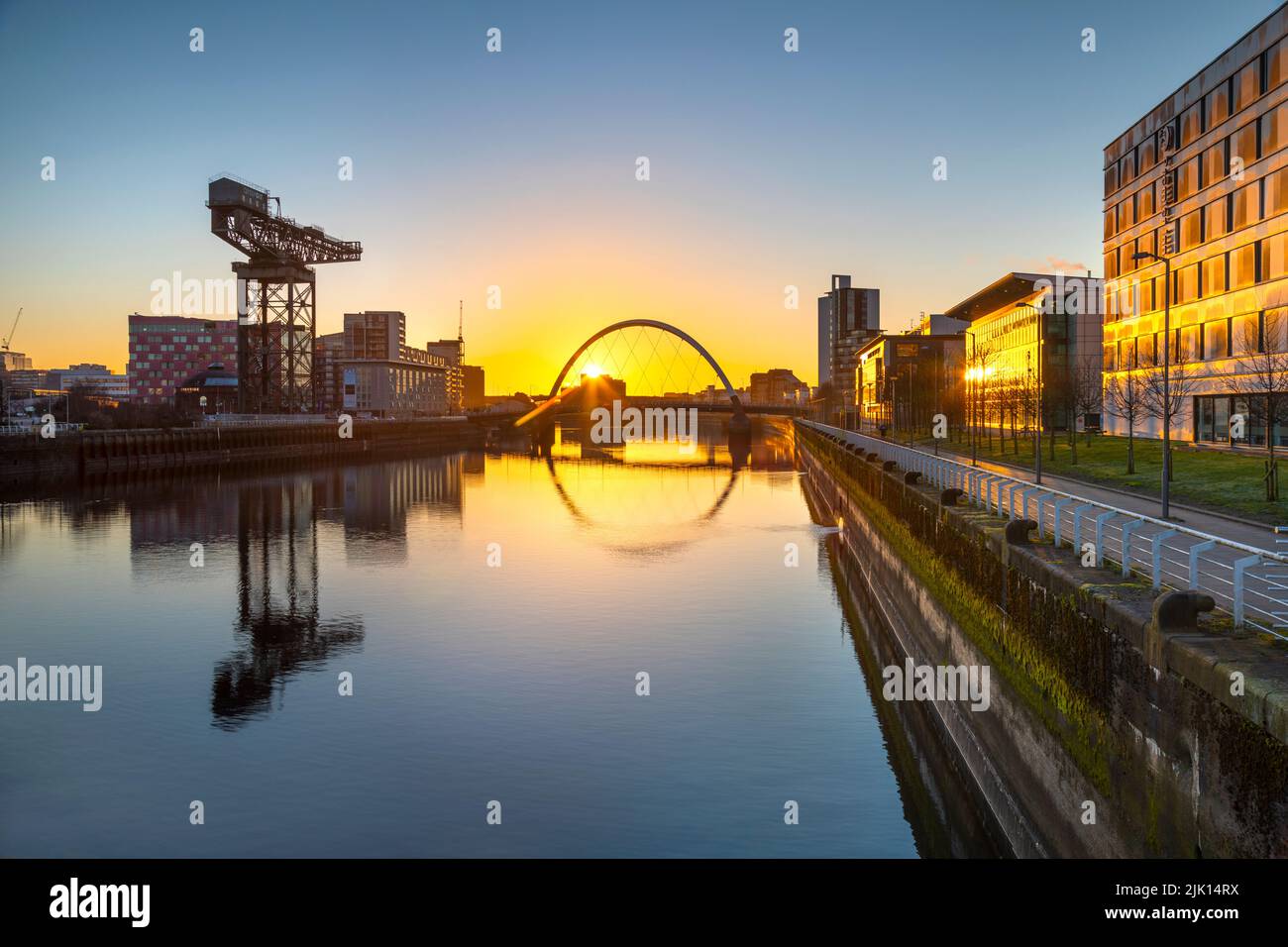 Lever de soleil au-dessus de la rivière Clyde, Clyde Crane, Clyde Arc (Squinty Bridge), River Clyde, Glasgow, Écosse, Royaume-Uni, Europe Banque D'Images