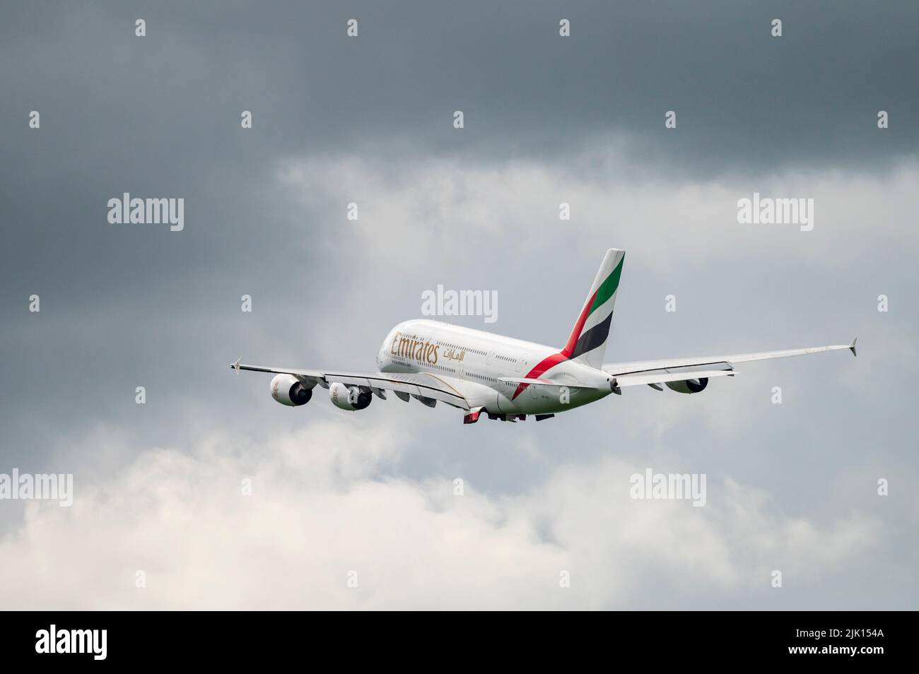 Emirates A380 après le décollage de l'aéroport de Manchester, Manchester, Angleterre, Royaume-Uni, Europe Banque D'Images