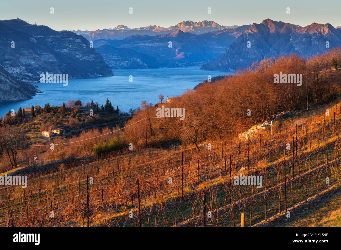 Automne à Franciacorta et lac d'Iseo au coucher du soleil, province de Brescia, quartier Lombardie, Italie, Europe Banque D'Images