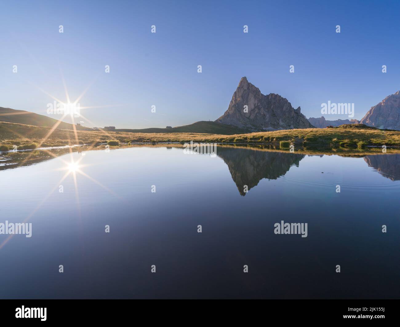 RA Gusela montagne à Passo Giau et la lumière du soleil se reflète parfaitement dans un lac alpin, Dolomites, Italie, Europe Banque D'Images