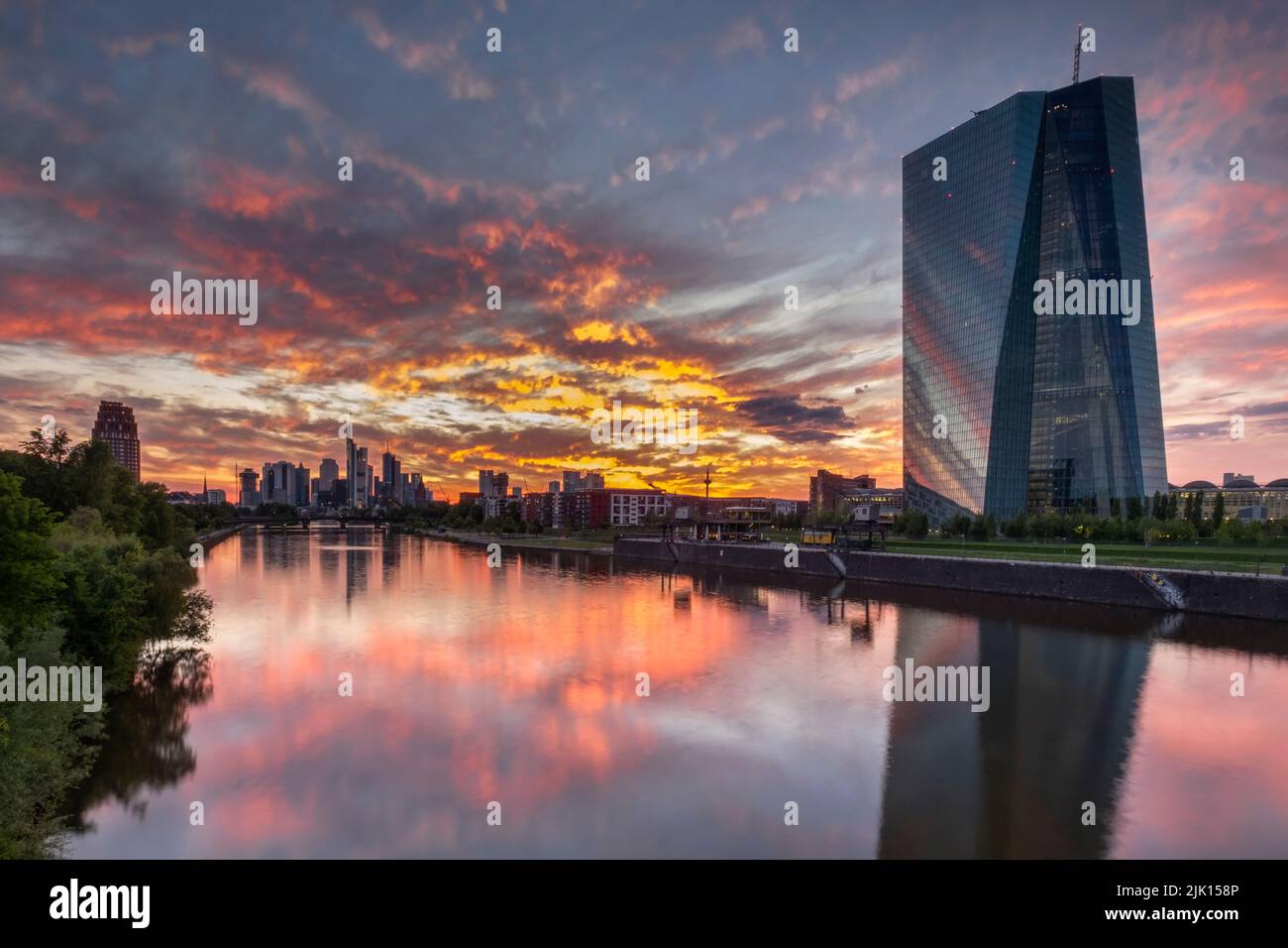Le nouveau bâtiment de la Banque centrale européenne, le fleuve main et les gratte-ciel de Francfort au coucher du soleil, Francfort, Hesse, Allemagne, Europe Banque D'Images