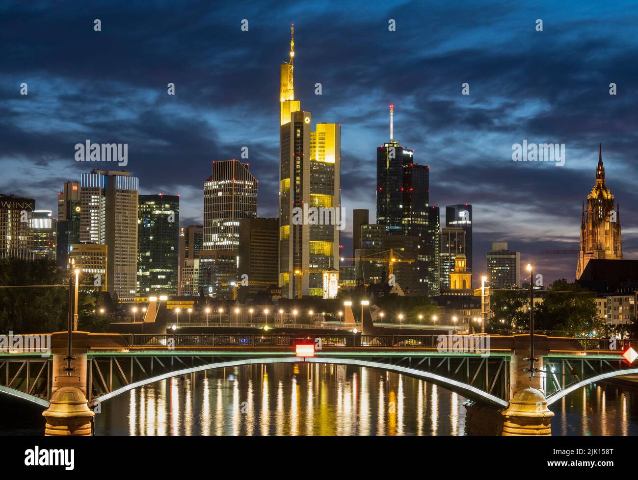 La rivière main, le pont Ignatz Bubis, la cathédrale Dom et les gratte-ciel de Francfort, Francfort, Hesse, Allemagne, Europe Banque D'Images