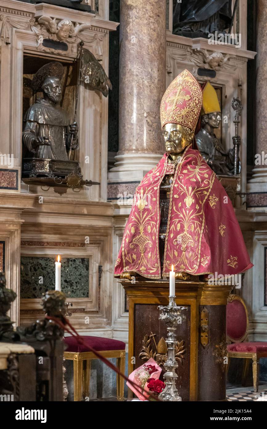 Le buste en métal de Saint Gennaro à l’intérieur de l’église catholique de Naples, en Italie Banque D'Images