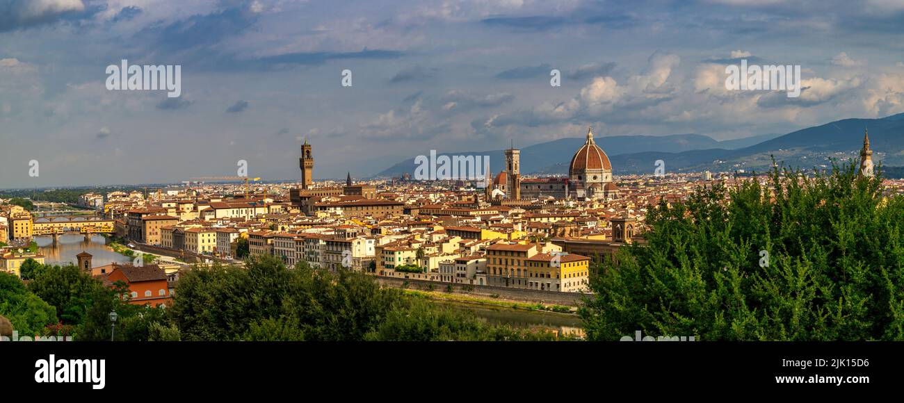 Vue sur le centre historique de Florence, site classé au patrimoine mondial de l'UNESCO, depuis le Colle di San Miniato, Florence, Toscane, Italie, Europe Banque D'Images