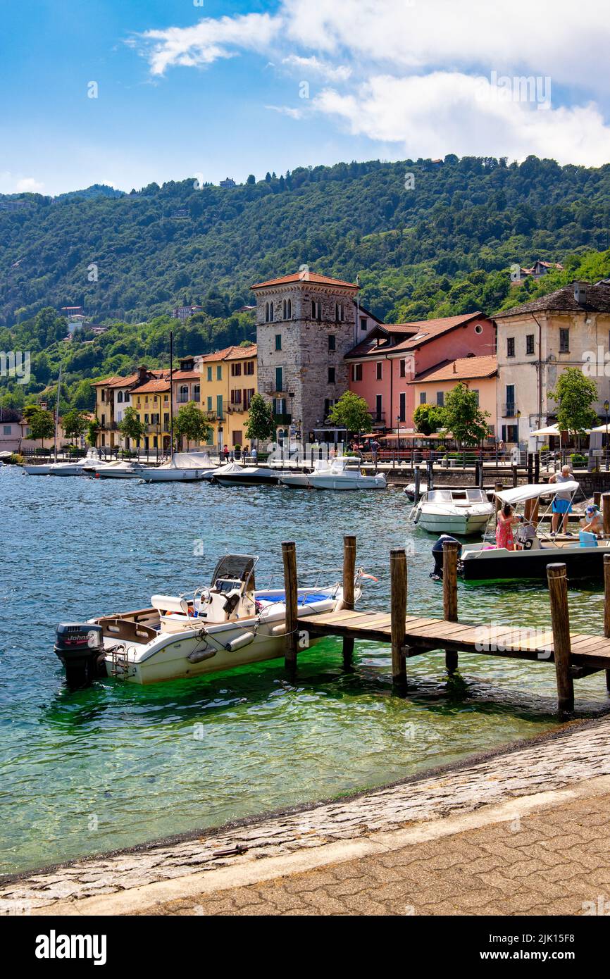 Le petit village de Pella, lac Orta, quartier de Novara, Piémont, lacs italiens, Italie, Europe Banque D'Images