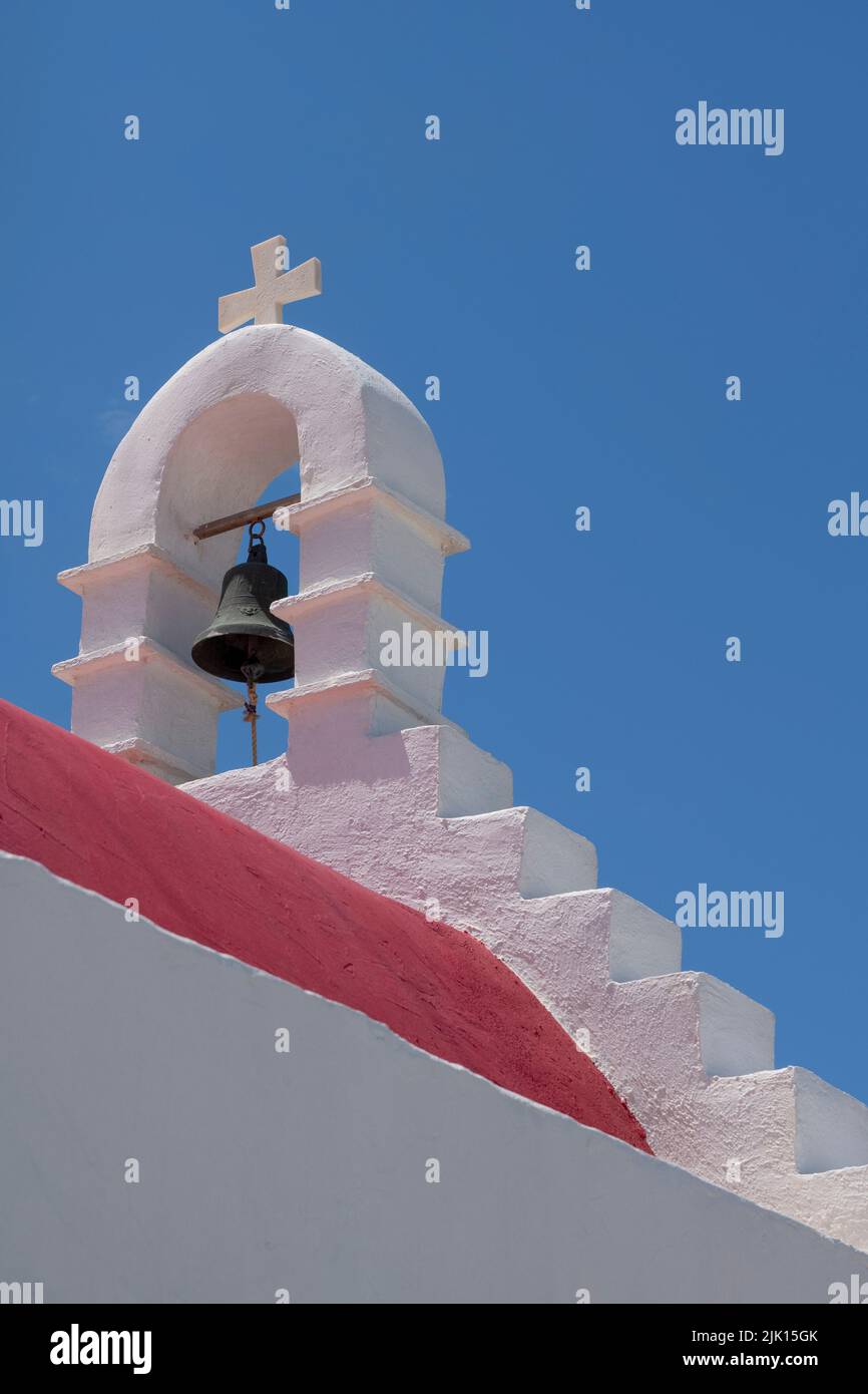 Clocher de l'église traditionnelle sur la colline près d'Ornos, Mykonos, les Cyclades, la mer Egée, les îles grecques, Grèce, Europe Banque D'Images