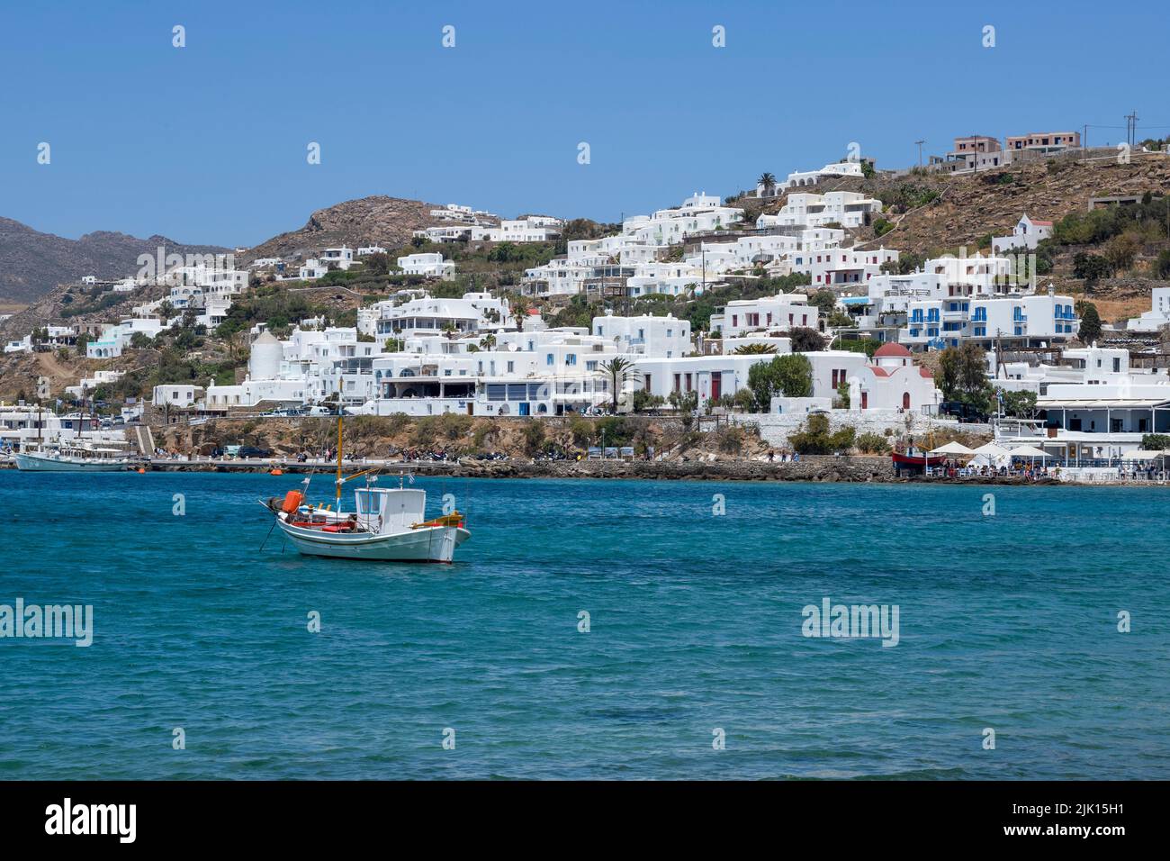 Bateau de pêche traditionnel amarré dans la baie près du vieux port de Mykonos, Mykonos, les Cyclades, la mer Egée, les îles grecques, Grèce, Europe Banque D'Images