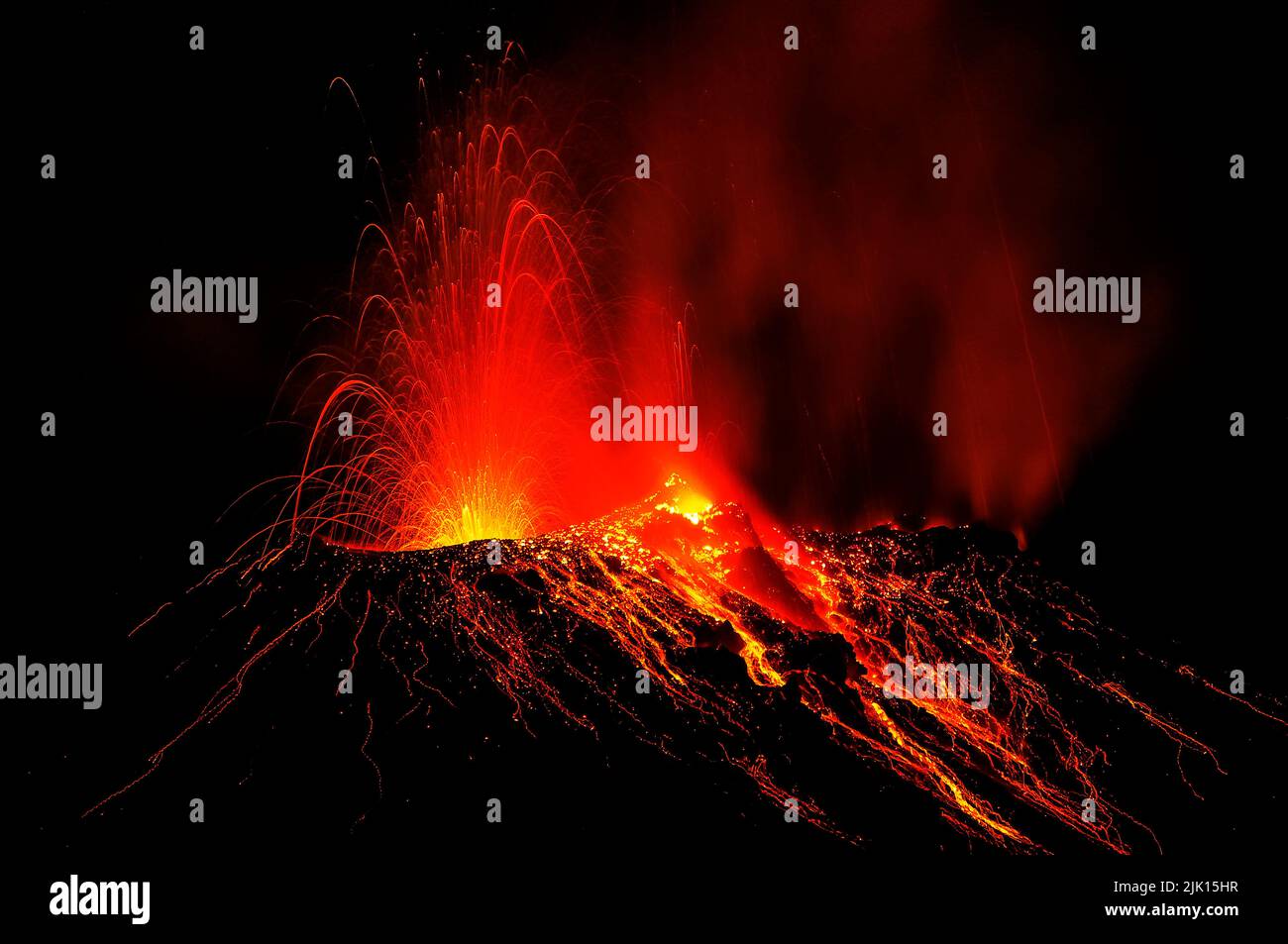 Des bombes de lave éclatent de multiples évents sur le volcan, actif depuis au moins 2000 ans, Stromboli, Iles Eoliennes, site du patrimoine mondial de l'UNESCO, Sicile, Italie Banque D'Images