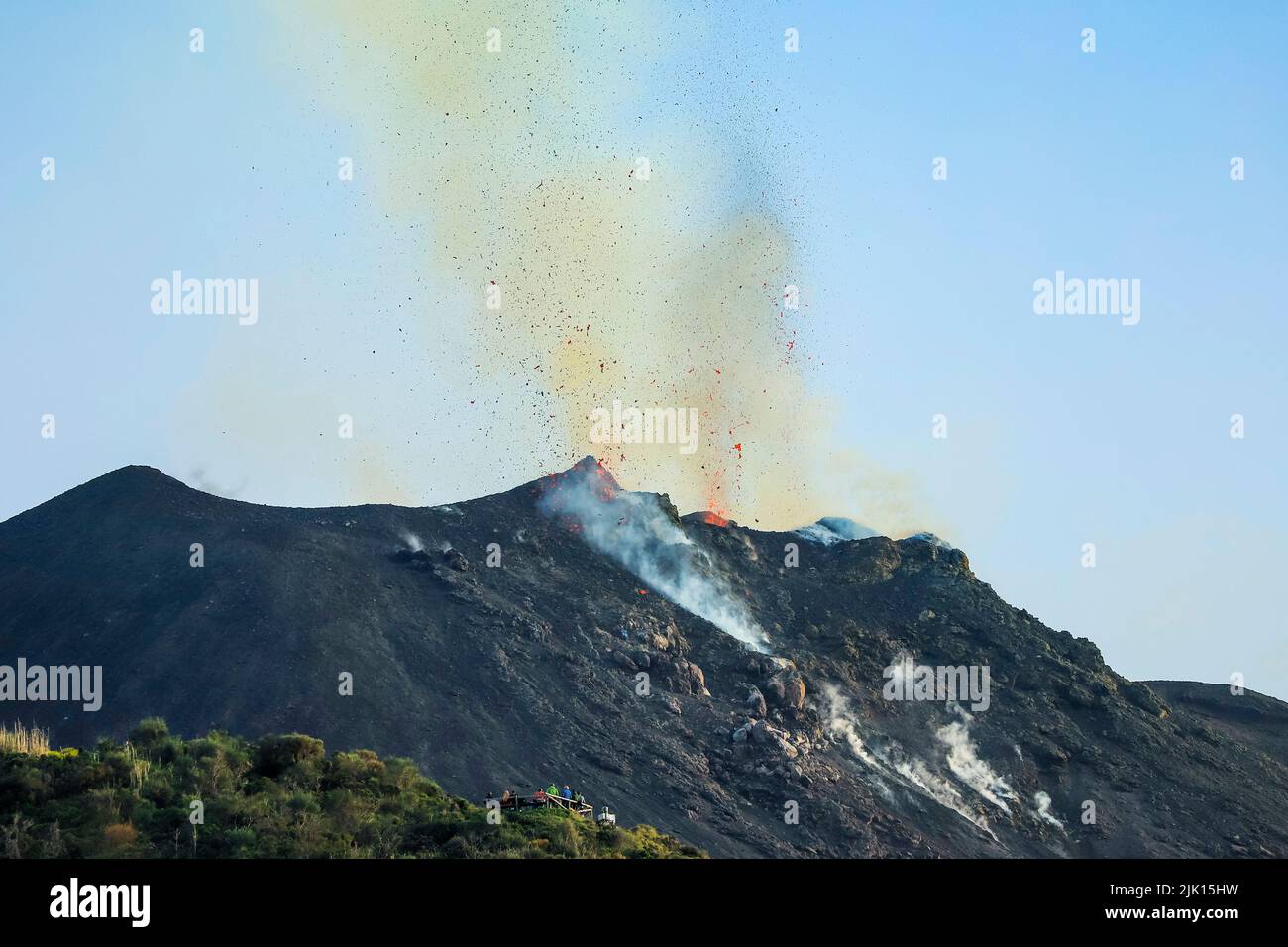 Des bombes de lave éclatent de multiples évents sur le volcan, actif depuis au moins 2000 ans, Stromboli, Iles Eoliennes, site du patrimoine mondial de l'UNESCO, Sicile, Italie Banque D'Images