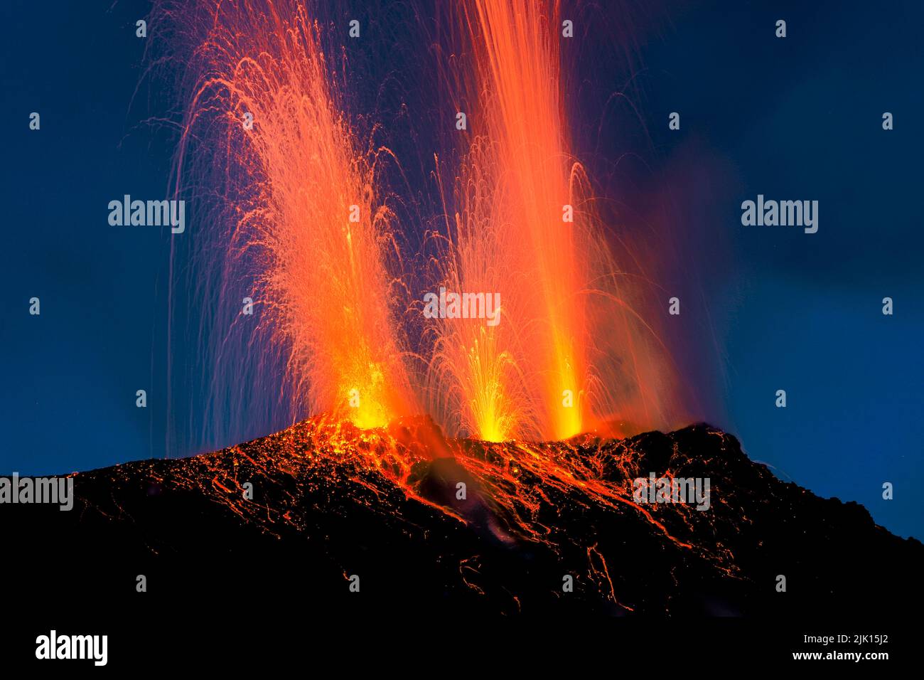 Des bombes de lave éclatent de multiples évents sur le volcan, actif depuis au moins 2000 ans, Stromboli, Iles Eoliennes, site du patrimoine mondial de l'UNESCO, Sicile, Italie Banque D'Images