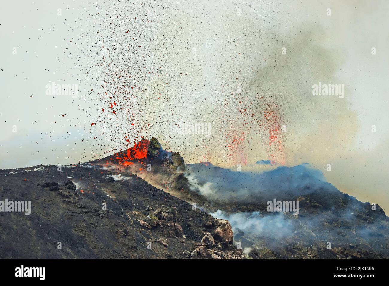 Des bombes de lave éclatent de multiples évents sur le volcan, actif depuis au moins 2000 ans, Stromboli, Iles Eoliennes, site du patrimoine mondial de l'UNESCO, Sicile, Italie Banque D'Images