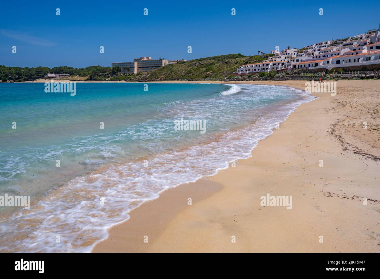 Vue sur les vagues qui se délitent sur la plage à Arenal d'en Castell, es Mercadal, Menorca, Iles Baléares, Espagne, Méditerranée, Europe Banque D'Images