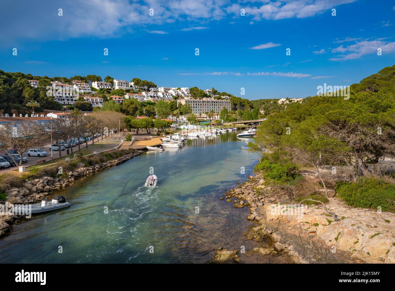 Vue des hôtels avec vue sur les bateaux de la marina à Cala Galdana, Cala Galdana, Minorque, Iles Baléares, Espagne, Méditerranée, Europe Banque D'Images
