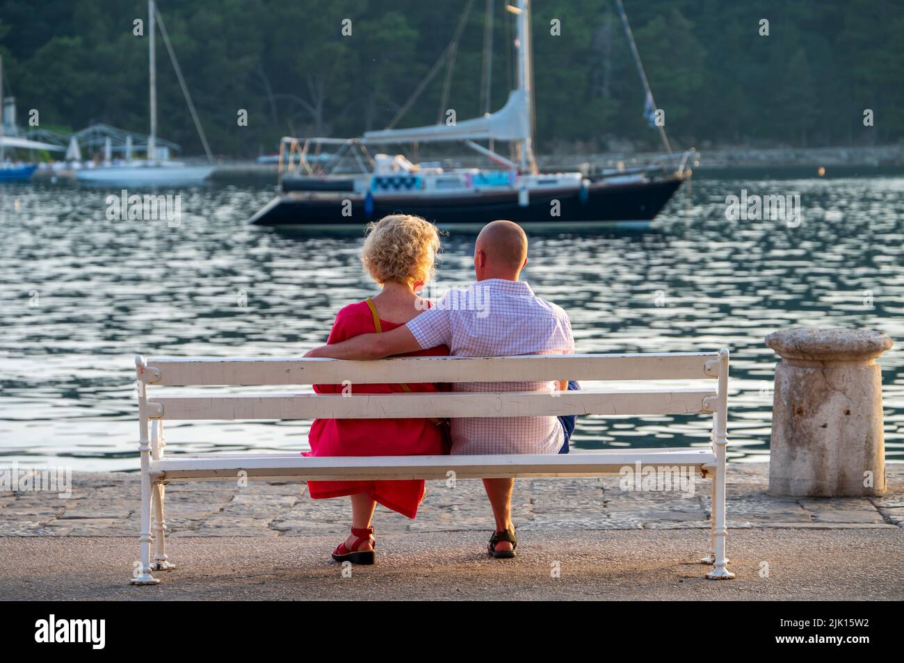 Un couple assis regardant le coucher du soleil, Cavtat sur la mer Adriatique, Cavtat, Dubrovnik Riviera, Croatie, Europe Banque D'Images
