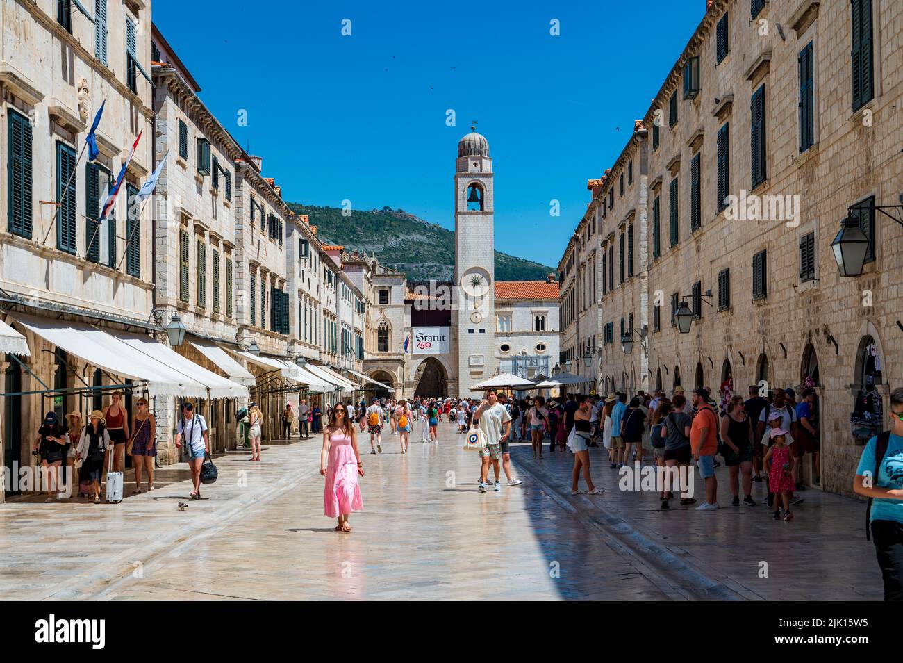 Touristes dans la vieille ville, site classé au patrimoine mondial de l'UNESCO, Dubrovnik, côte dalmate, Croatie, Europe Banque D'Images