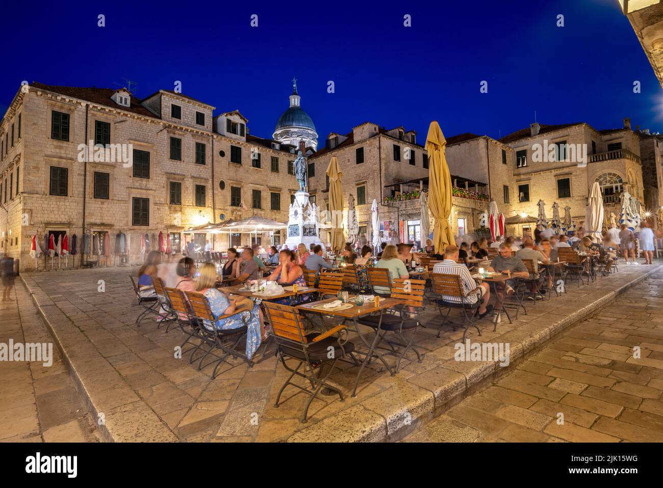 Les personnes qui mangent au restaurant en plein air la nuit dans la vieille ville, Dubrovnik, Croatie, Europe Banque D'Images